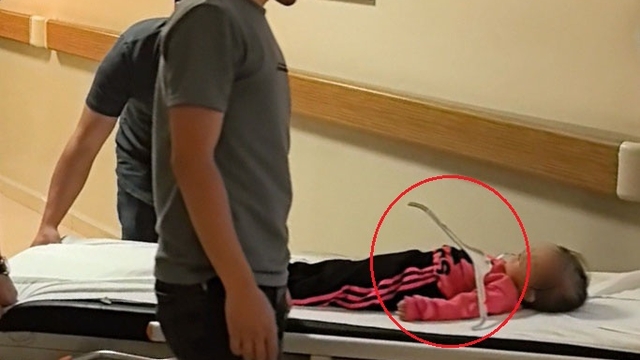 2 yaşındaki Meryem'in oynadığı askı çenesine saplandı