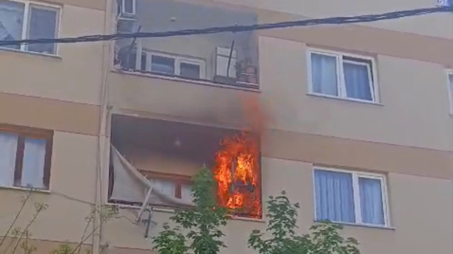 Dairenin balkonunda çıkan yangın söndürüldü