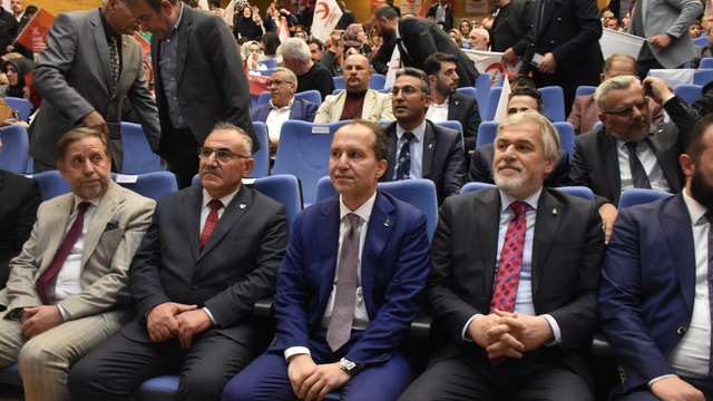 Yeniden Refah Partisi Genel Başkanı Erbakan, Gümüşhane'de partisinin il kongresine katıldı