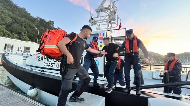 Fethiye açıklarında gemide rahatsızlanan kişiye tıbbi tahliye