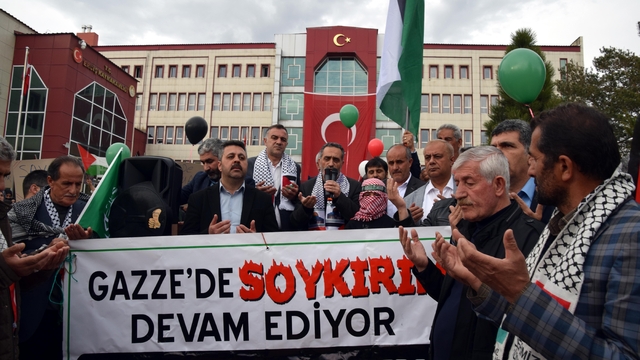 Filistin'deki soykırıma dikkat çekmek için gökyüzüne balonlar bırakıldı