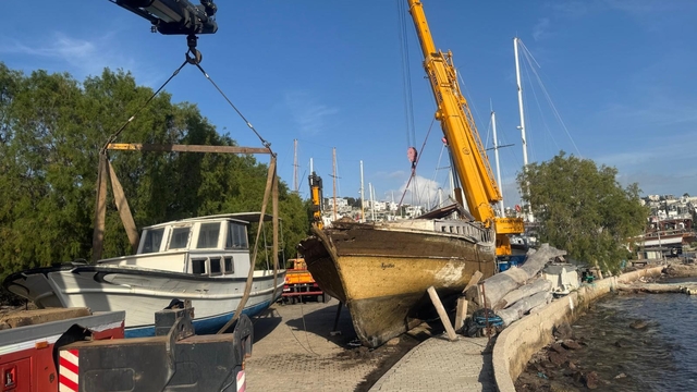 Bodrum'da denizde yarı batık haldeki tekne vinç yardımıyla kurtarıldı