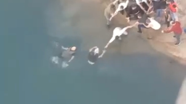 Boğulma tehlikesi geçirenler insan zinciri oluşturularak kurtarıldı; o anlar kamerada