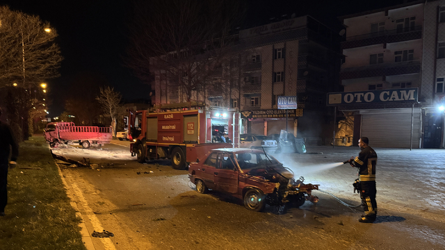 Elazığ'da otomobil ile kamyonetin çarpıştığı kazada 1 kişi yaralandı