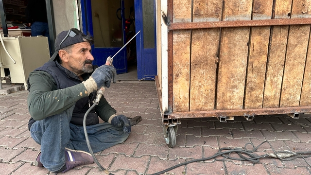 Çocukken engelli kaldı, kaynak yaparak geçimini sağlıyor