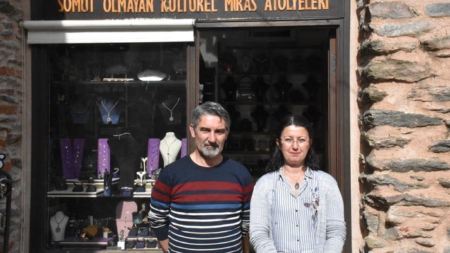 İzmirli çift, somut olmayan kültürel mirasları yaşatmaya çalışıyor