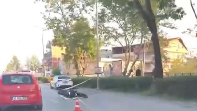 Aydınlatma direğine çarpan motosikletin sürücüsü öldü