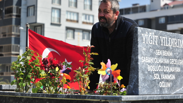 17 yaşında ölen oğlunun mezarını 19 aydır her gün aynı saatte ziyaret edip, günlük rutinlerini anlatıyor