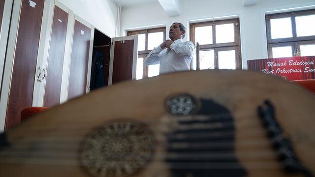 Temizlik işçisi, bando takımında ritim tutup sahneyi ustalarla paylaşıyor