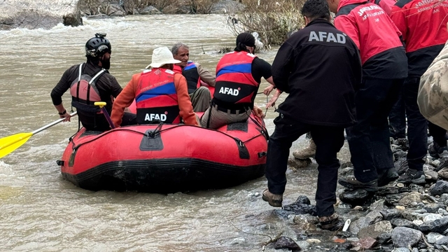 Zap Suyu yükselince mahsur kalan 4 kişi botla kurtarıldı