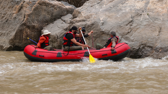 Hakkari'de Zap Suyu kenarında mahsur kalan 4 kişi botla kurtarıldı