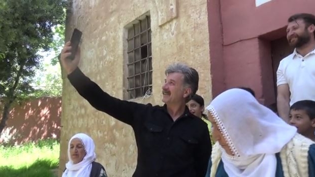 Mahalleli, boş kalan kilisenin bahçesinden eski komşularını arayıp bayramlarını kutladı