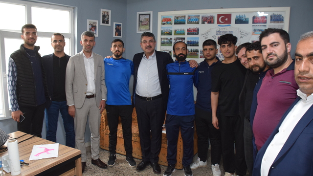AK Parti Batman Milletvekili Nasıroğlu, engelli sporcularla bir araya geldi