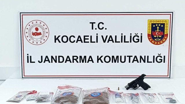 Evde 1 kilo uyuşturucu ve silah ele geçirildi