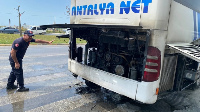 Antalya'da yangın çıkan seyir halindeki yolcu otobüsünde hasar oluştu