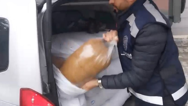 Durdurulan araçta 240 kilo kaçak tütün ele geçirildi