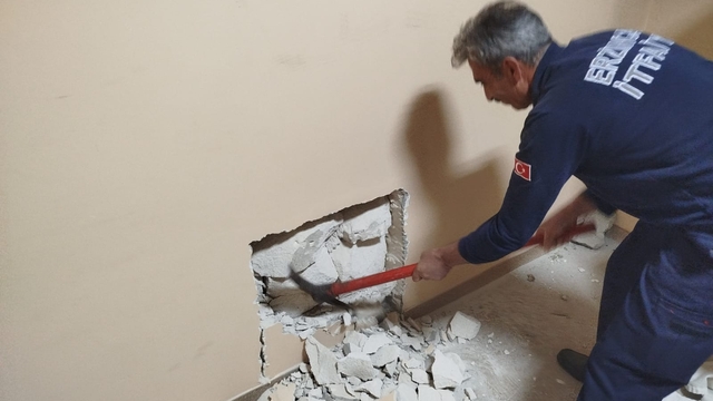 Erzincan'da havalandırma boşluğuna düşen kediyi itfaiye ekipleri kurtardı