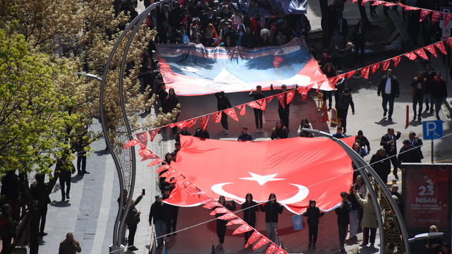 Samsun'da "Türk Dünyası Çocuk Festivali" renkli görüntülerle başladı