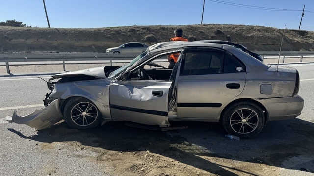 Karaman'da takla atan otomobildeki 2 kişi yaralandı
