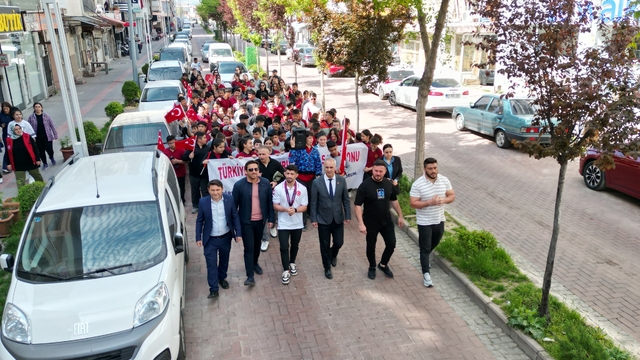 Avrupa şampiyonu milli güreşçi Kerem Kamal, görev yaptığı ilçede coşkuyla karşılandı