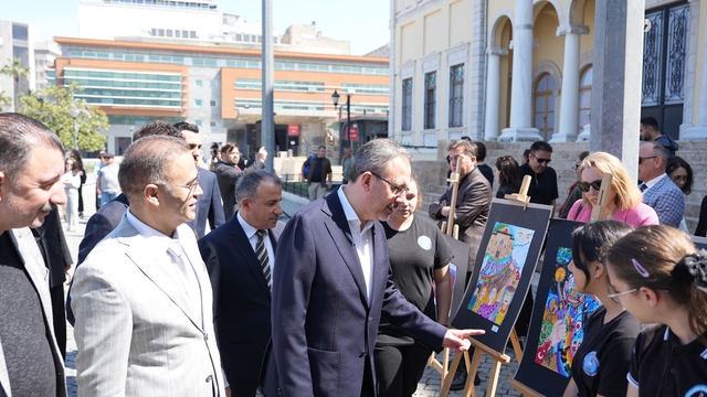 "23 Nisan Renklerin Dünyası Sergisi" Konak Meydanı'nı renklendirdi