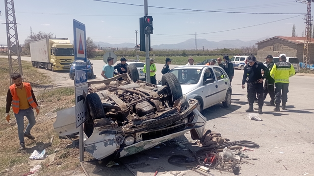 Karaman'da trafik kazasında 2 kişi yaralandı