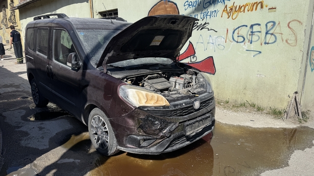 Edirne'de yakılan atık kağıtlardan sıçrayan alevler park haline araçta hasar oluşturdu