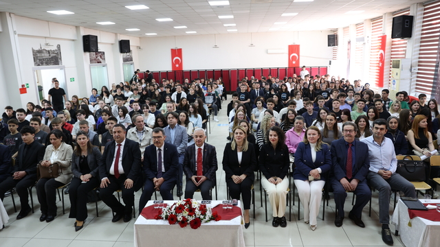 Kırklareli'nde "Bilim ve Teknoloji Odaklı Genç İnsan Kaynağımız ile Birlikte Başarıyoruz" konferansı düzenlendi