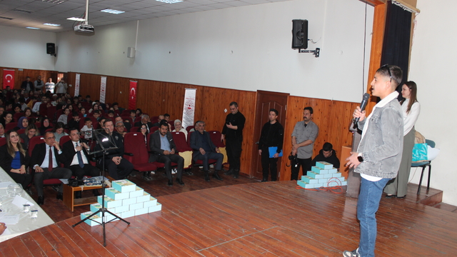 Saimbeyli'de öğrenciler arası ses yarışması düzenlendi