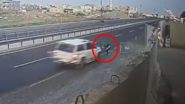 'Dur' ihtarına uymayan sürücü, yola kapan atan polise otomobiliyle çarpıp yaraladı