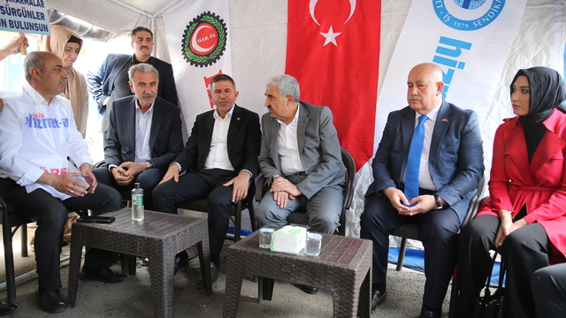 Diyarbakır'da bazı belediyelerde işten çıkarılan işçilerin eylemi sürüyor