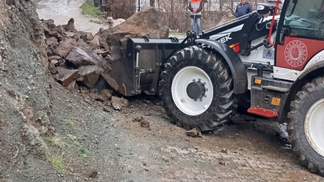 Almus'ta köy grup yollarında temizleme çalışması yapıldı