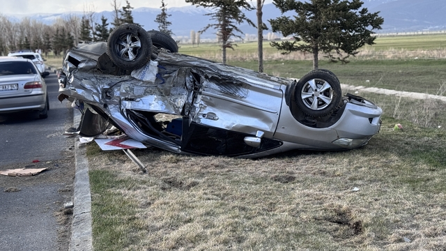 Erzurum'da ters yöne giren cip otomobile çarptı, 2 kişi yaralandı