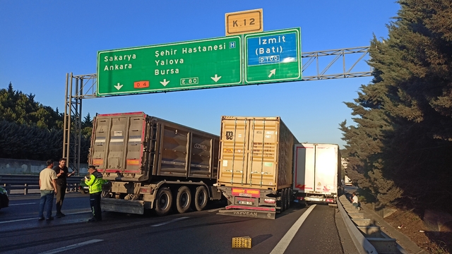 TEM Otoyolu İzmit geçişinde zincirleme kaza; 2 şerit ulaşıma kapandı
