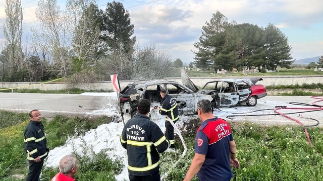 Burdur'da iki otomobilin çarpıştığı kazada 1 kişi öldü, 4 kişi yaralandı