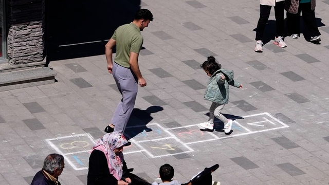 Düzce Belediyesi kaldırımlara çizilen "seksek" oyunuyla vatandaşlara çocukluk anılarını hatırlattı