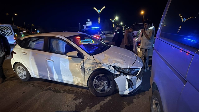 Kocaeli'de, otomobil ile cipin çarpışması sonucu 2 kişi yaralandı