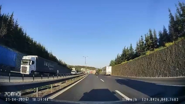 TEM Otoyolu İzmit geçişinde zincirleme kaza anı kamerada; 2 şerit ulaşıma kapandı (2)