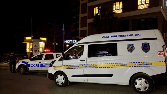 İzmir'de bıçaklı kavgada 1'i ağır 2 kişi yaralandı