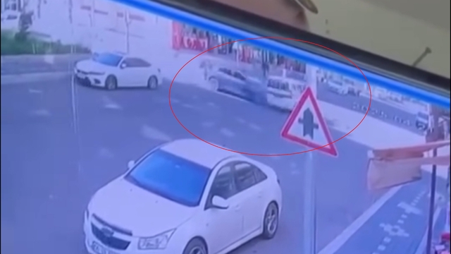 Otomobille çarpışan hafif ticari araç takla attı; 2 yaralı