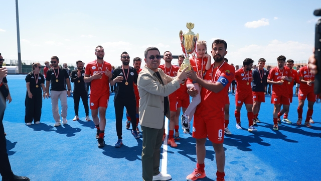 Nevşehir Belediyespor Hokey Takımı, Konya'dan kupayla döndü