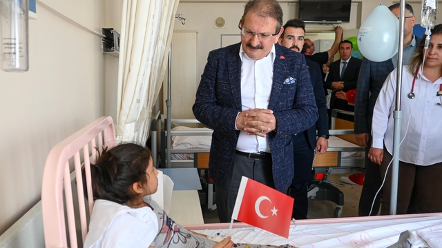 Antalya İl Sağlık Müdürü Özkan, hastanede tedavi gören çocukları ziyaret etti