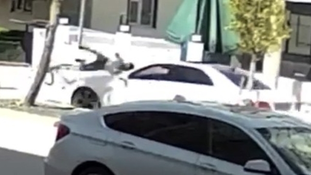 Bisikletli öğrenciye otomobilin çarptığı kaza kamerada