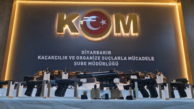 'Uluslararası silah kaçakçılığı'na 3 tutuklama; 27 silah ele geçirildi