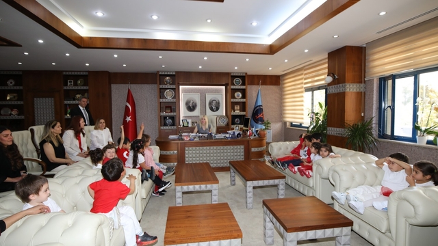 Akdeniz Üniversitesi Rektörü Özkan, koltuğunu çocuklara bıraktı