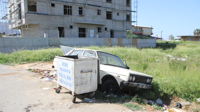 Antalya'da hacizli otomobil, konteyner kenarına bırakılmış halde bulundu