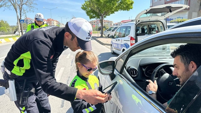 Çanakkale'de trafik polisi baba ile kızı denetim yaptı