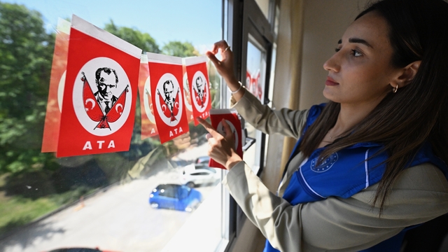 Gönüllü gençler 23 Nisan'ı hastanede geçirecek çocuklara bayram coşkusu yaşatıyor