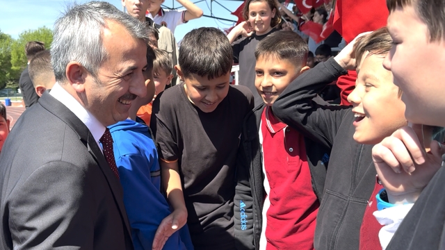 Edirne'de öğrenciler, okullarına saha sözü aldıkları Vali Sezer'e tezahüratta bulundu