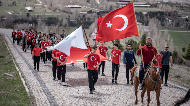 Erzurum'da öğrenciler şehitleri anmak için tabyalara yürüdü
